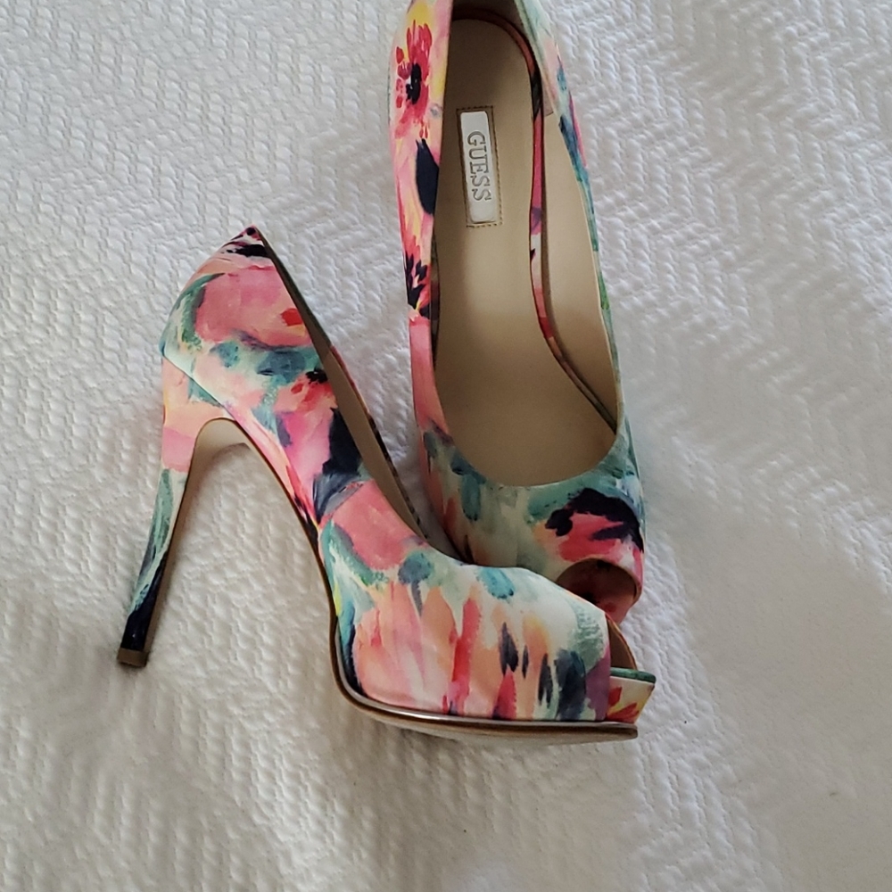 GUESS size 8 peep toe pumps.